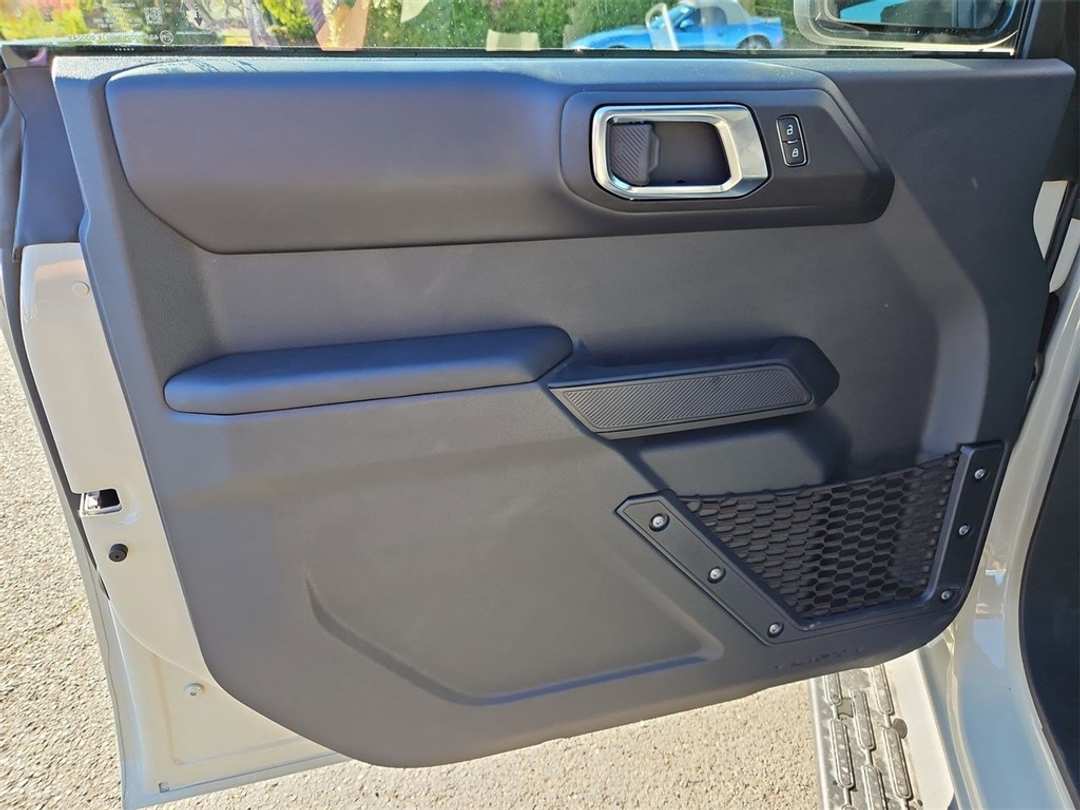 2025 Ford Bronco Outer Banks - Image 9