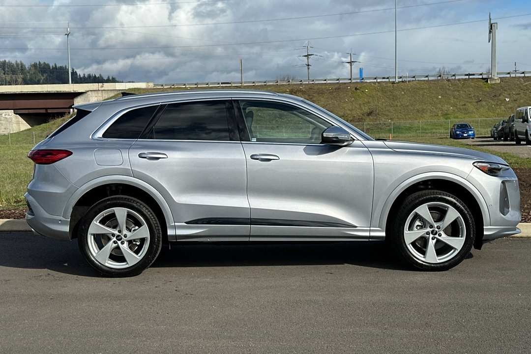 2025 Audi Q5 2.0T Premium Plus - Image 2