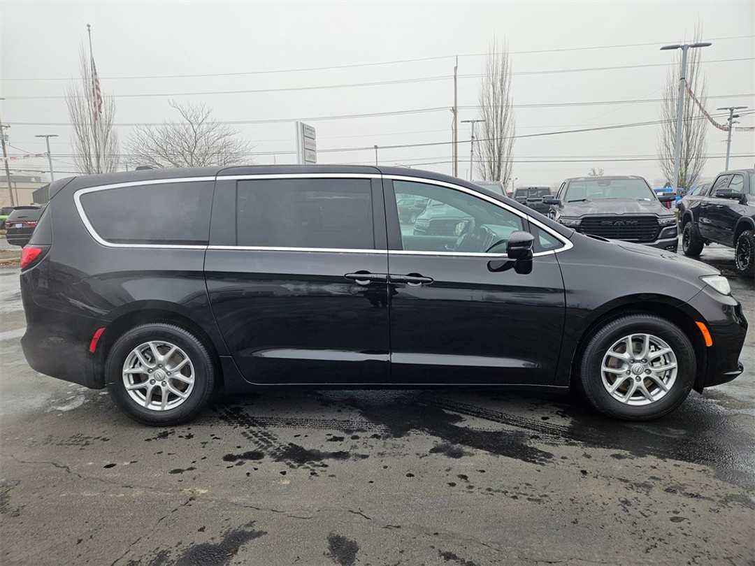2026 Chrysler Pacifica Select - Image 7
