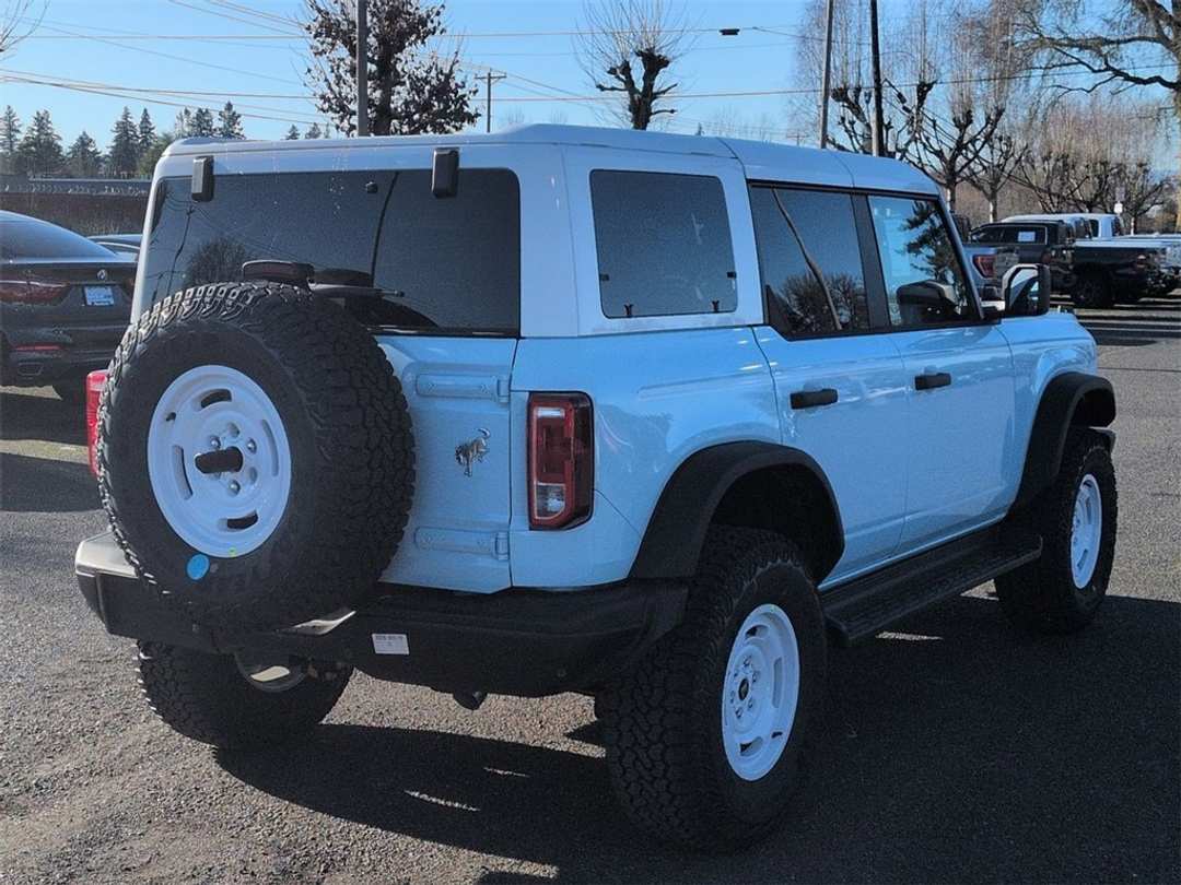 2025 Ford Bronco Heritage Edition - Image 5