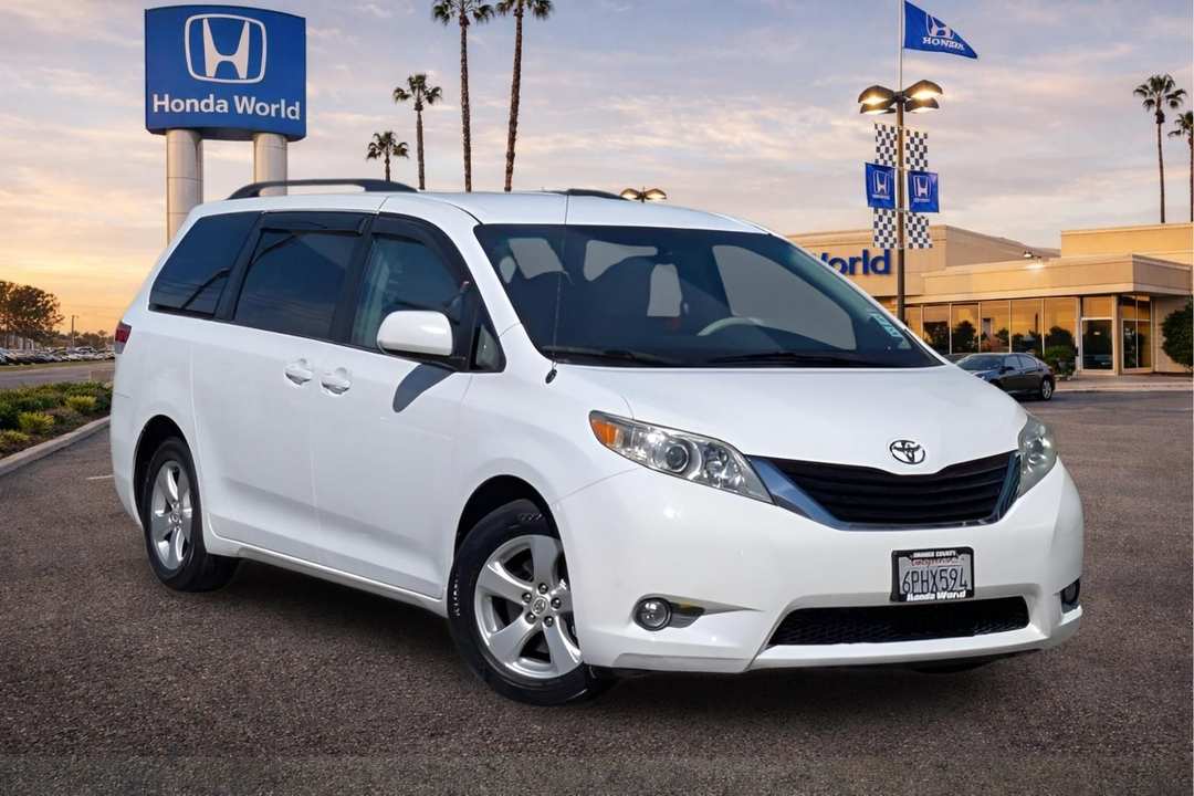 2011 Toyota Sienna Base - Image 2