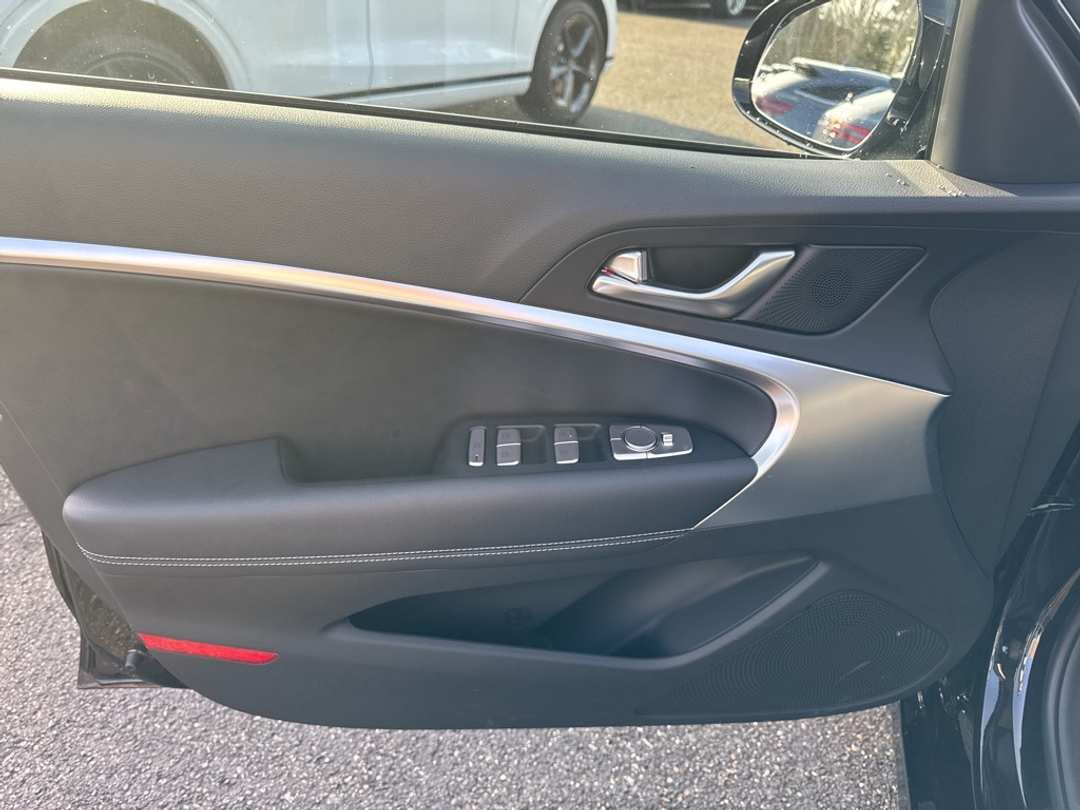 2026 Genesis G70 2.5T - Image 13