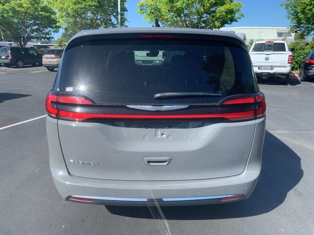 2023 Chrysler Pacifica Touring L - Image 3