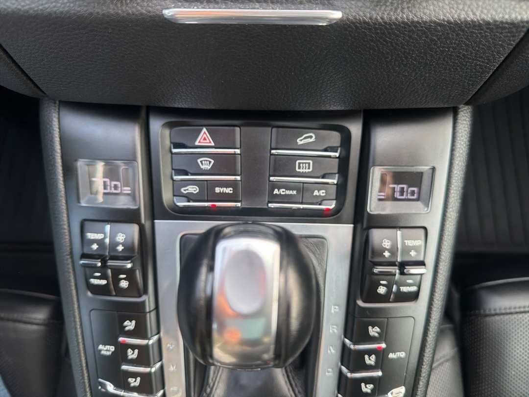 2018 Porsche Macan Base - Image 38