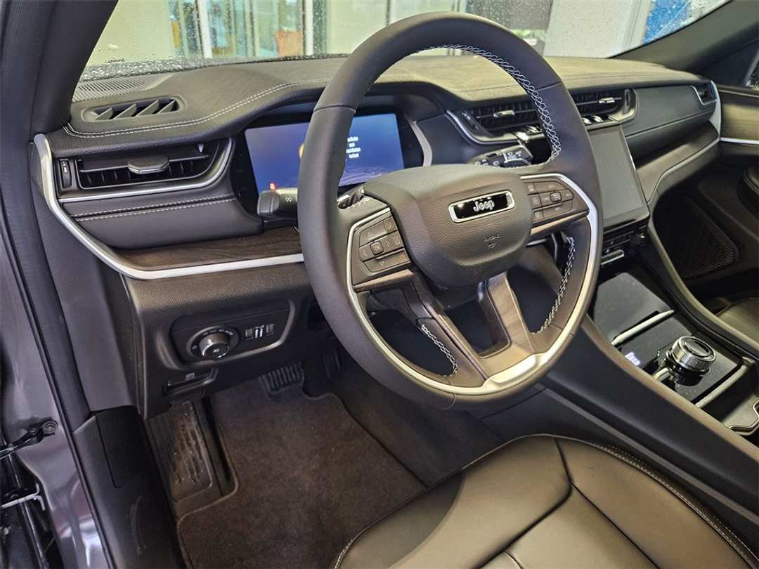 2025 Jeep Grand Cherokee Limited - Image 13