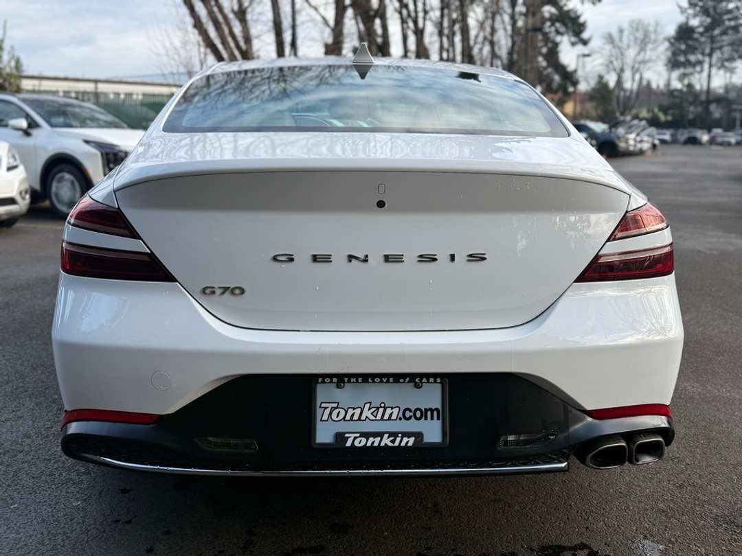 2022 Genesis G70 2.0T - Image 9