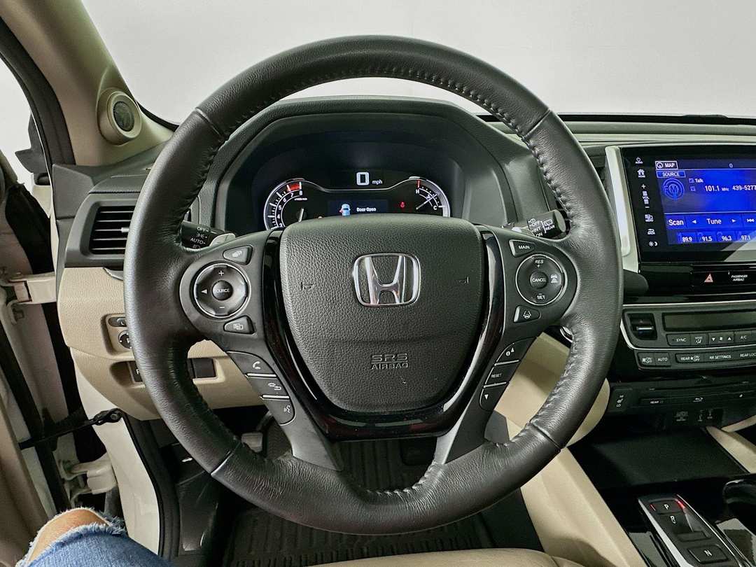 2017 Honda Pilot Touring - Image 12