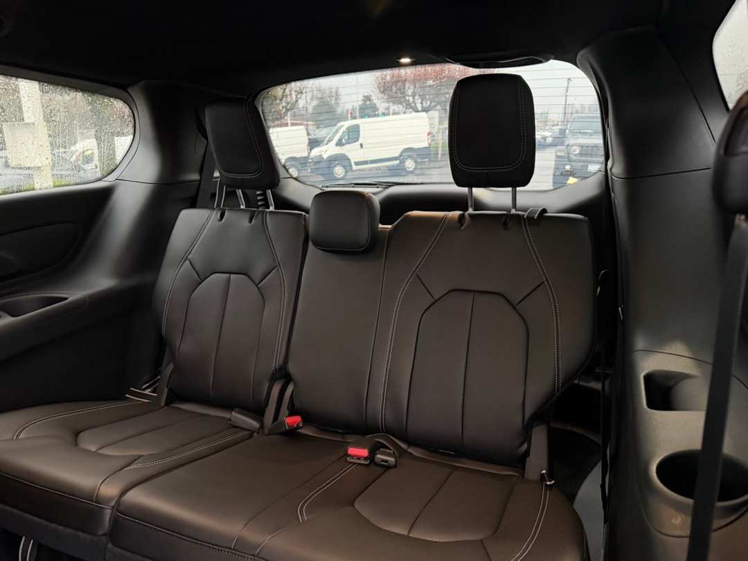 2026 Chrysler Pacifica Select - Image 31