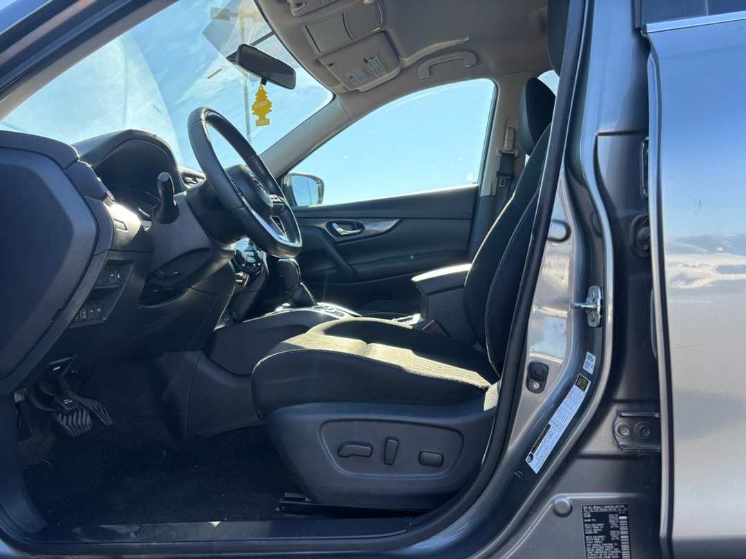 2018 Nissan Rogue SV - Image 3