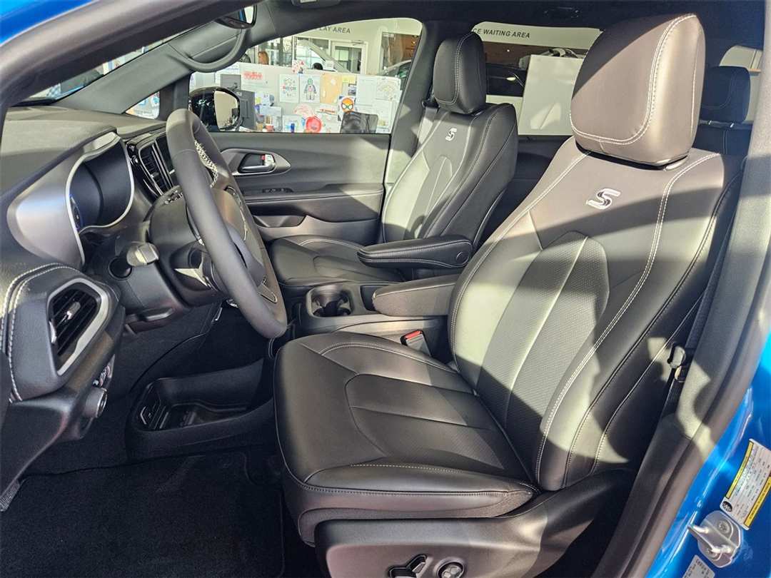 2026 Chrysler Pacifica Select - Image 13