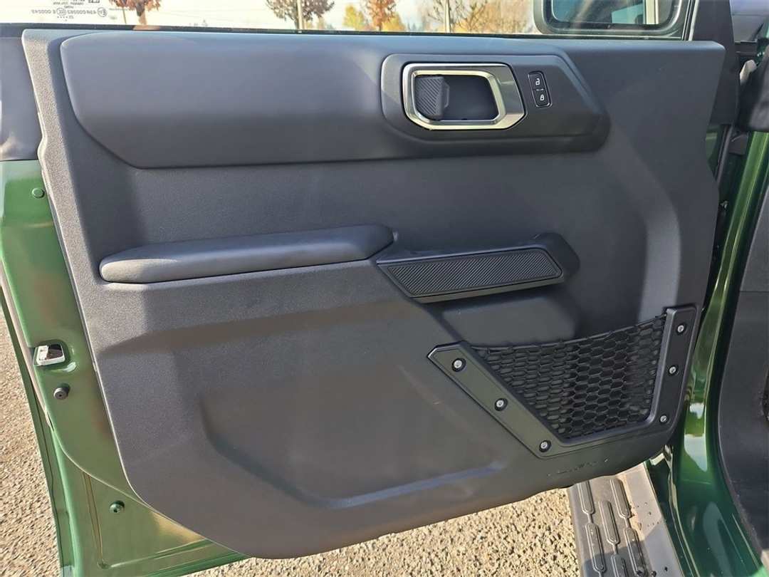 2025 Ford Bronco Outer Banks - Image 9