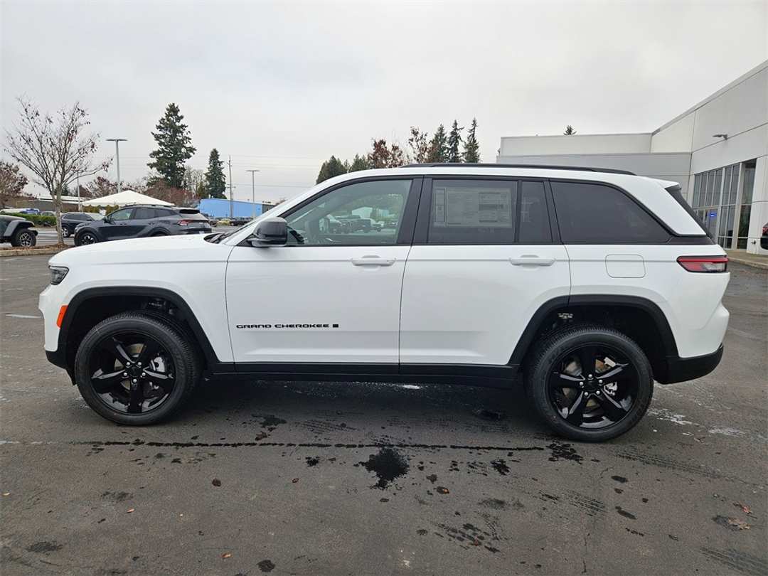 2025 Jeep Grand Cherokee Altitude X - Image 3