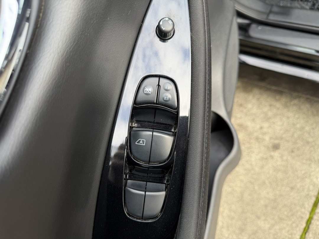 2019 Nissan LEAF SV - Image 12