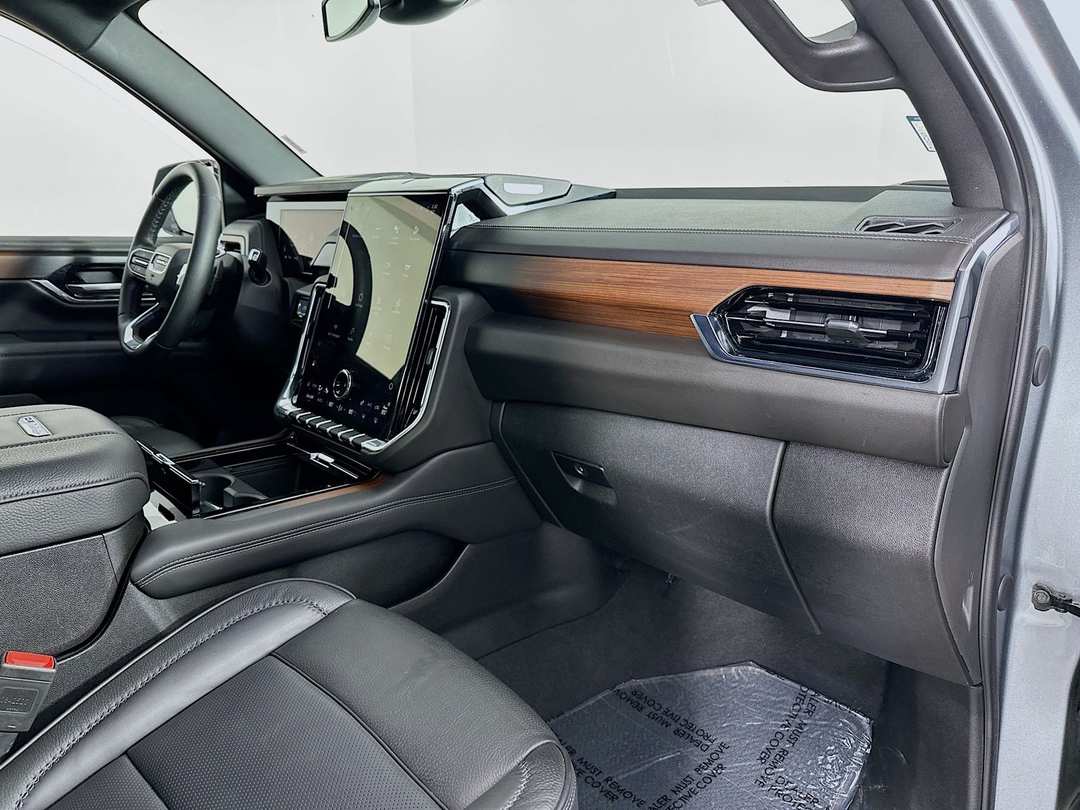 2025 GMC Yukon Denali - Image 32