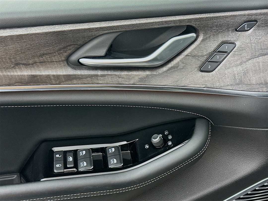 2022 Jeep Grand Cherokee Overland - Image 18