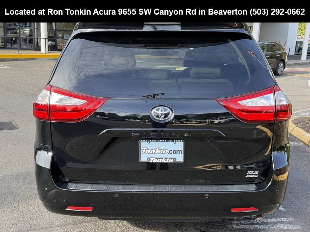 2017 Toyota Sienna XLE - Image 7
