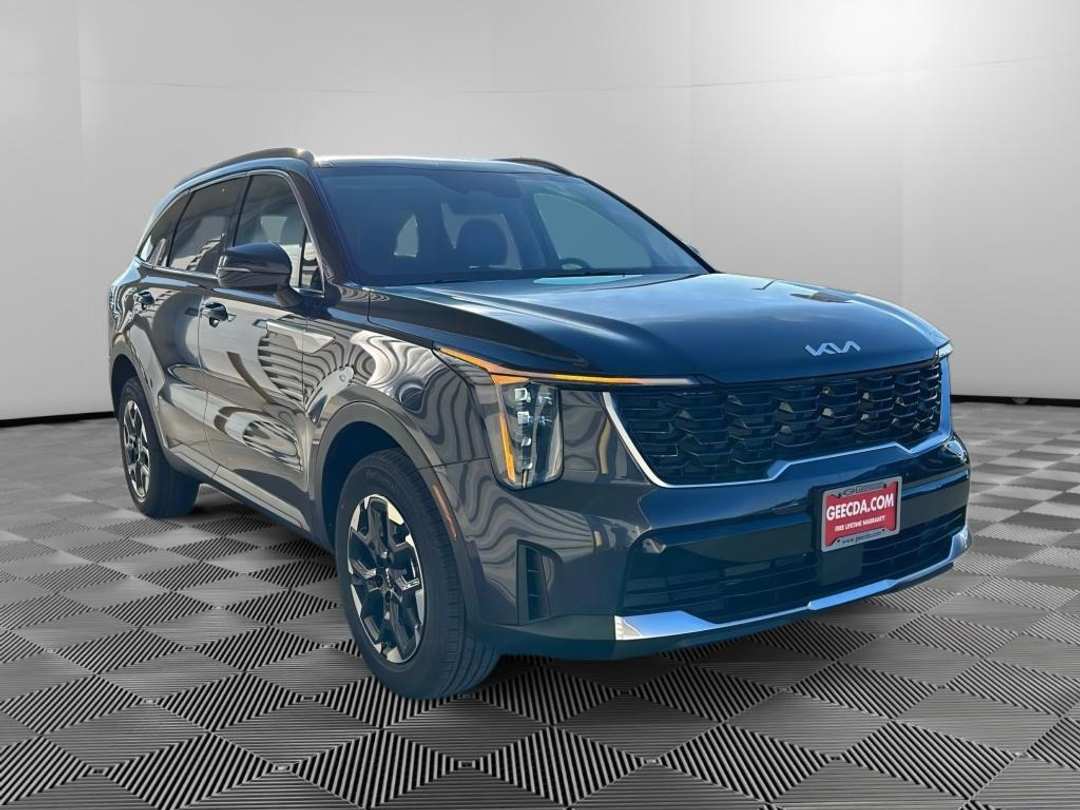 2025 Kia Sorento S - Image 3