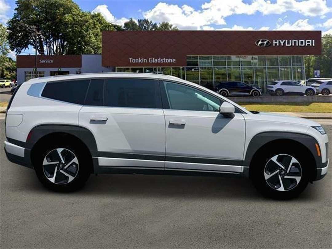 2026 Hyundai Ioniq 9 SE - Image 9