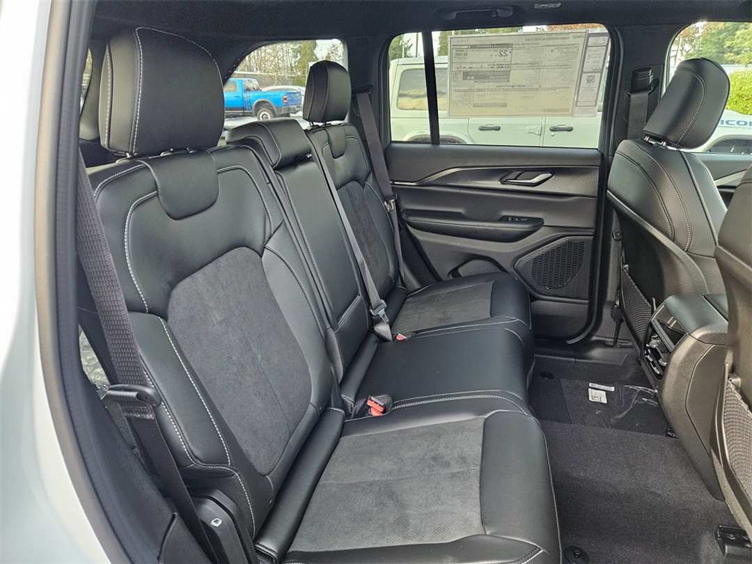 2025 Jeep Grand Cherokee Altitude X - Image 33