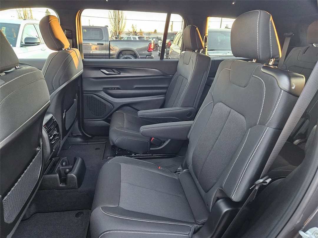 2025 Jeep Grand Cherokee L Laredo - Image 28