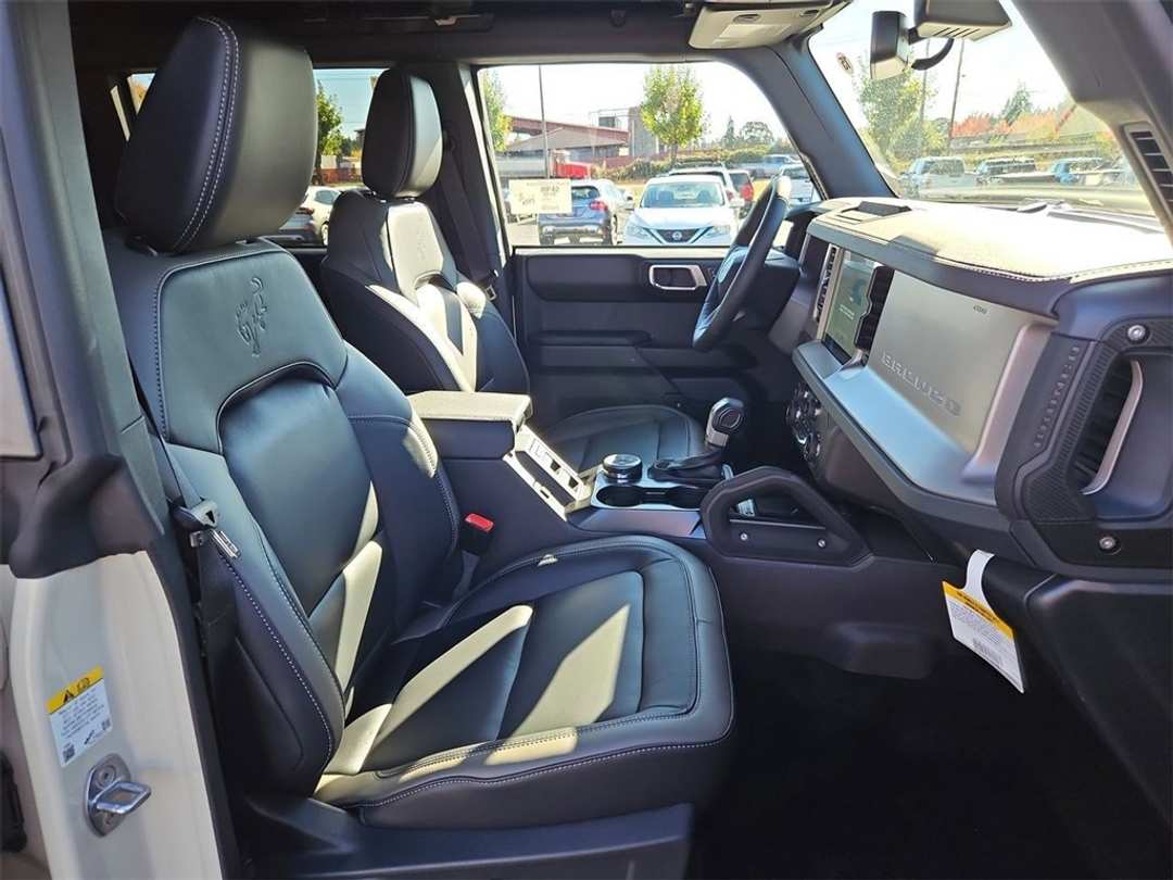 2025 Ford Bronco Outer Banks - Image 32