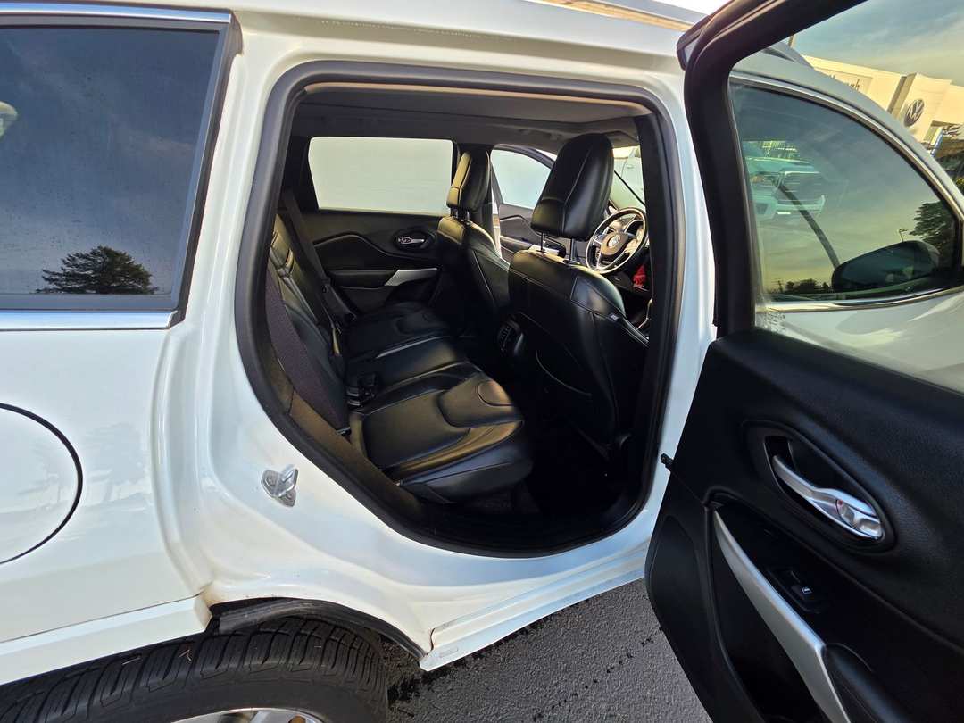 2016 Jeep Cherokee Overland - Image 16