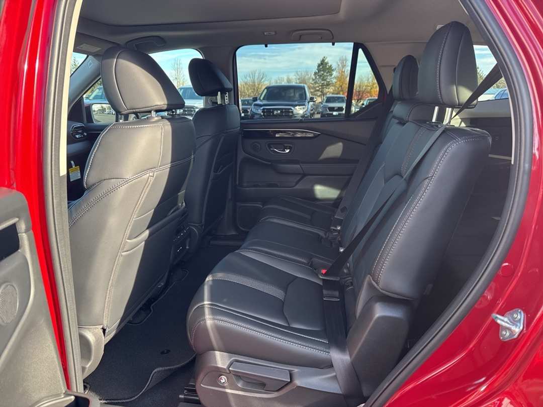 2025 Honda Pilot Touring - Image 13