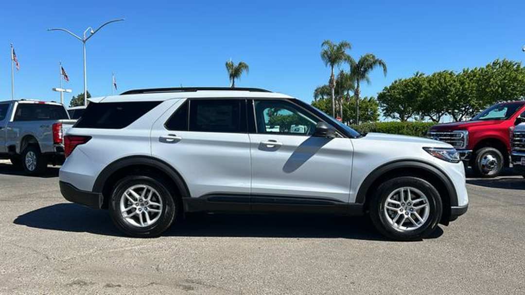 2026 Ford Explorer Active - Image 2