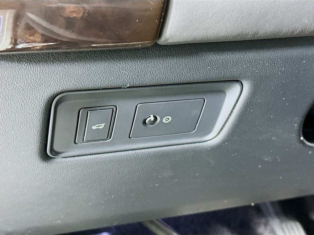 2018 Land Rover Range Rover 5.0L V8 Supercharged - Image 11