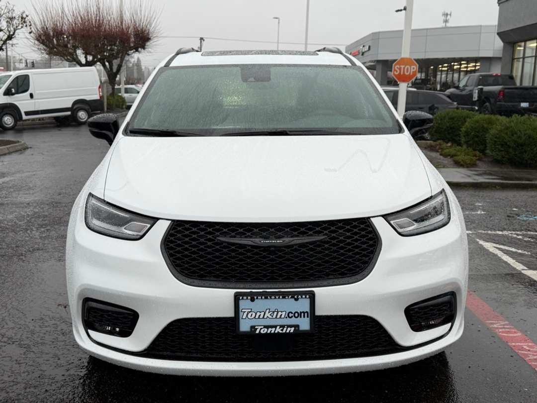 2026 Chrysler Pacifica Limited - Image 3