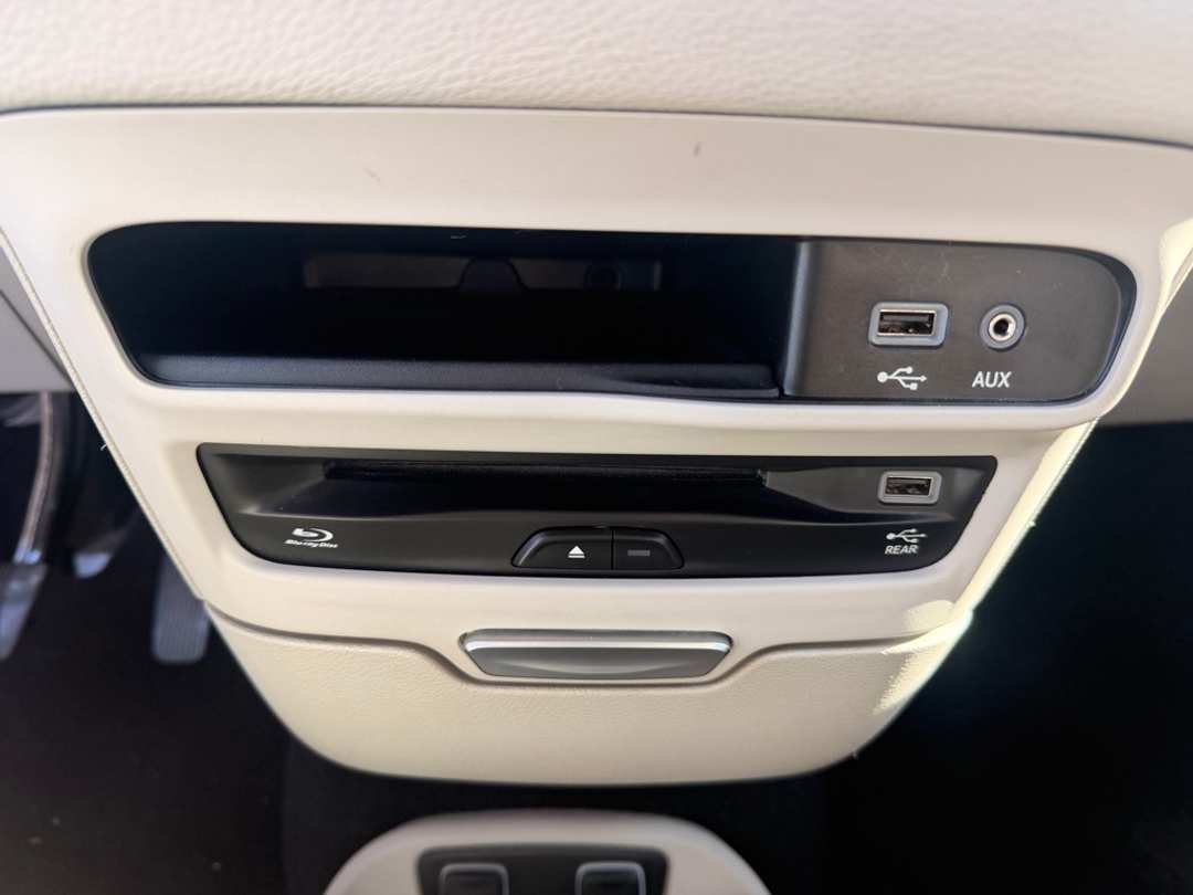 2018 Chrysler Pacifica Limited - Image 37