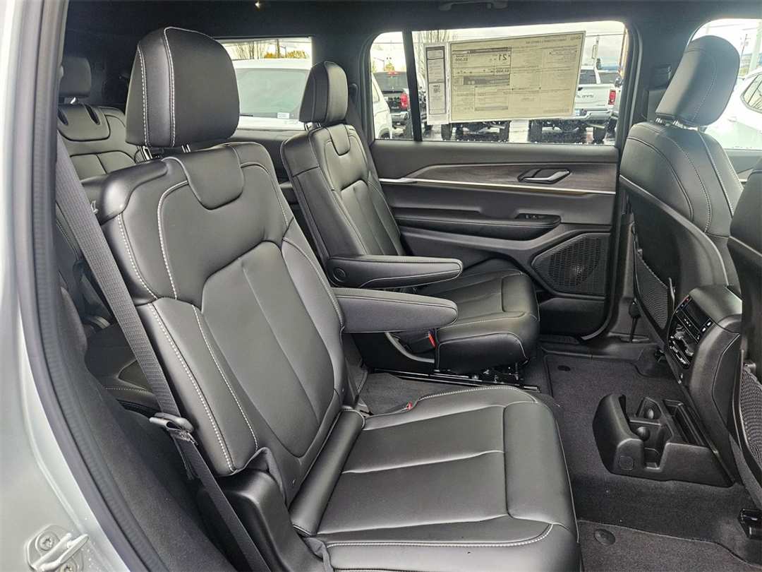 2025 Jeep Grand Cherokee L Limited - Image 36