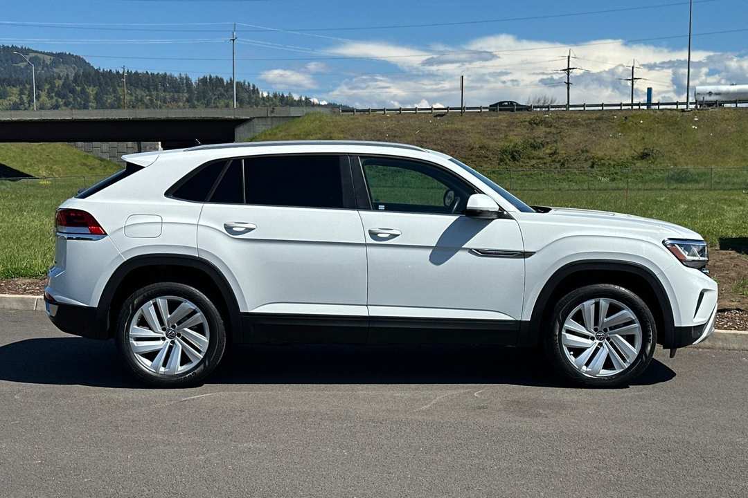 2022 Volkswagen Atlas Cross Sport 2.0T SE w/Technology - Image 2