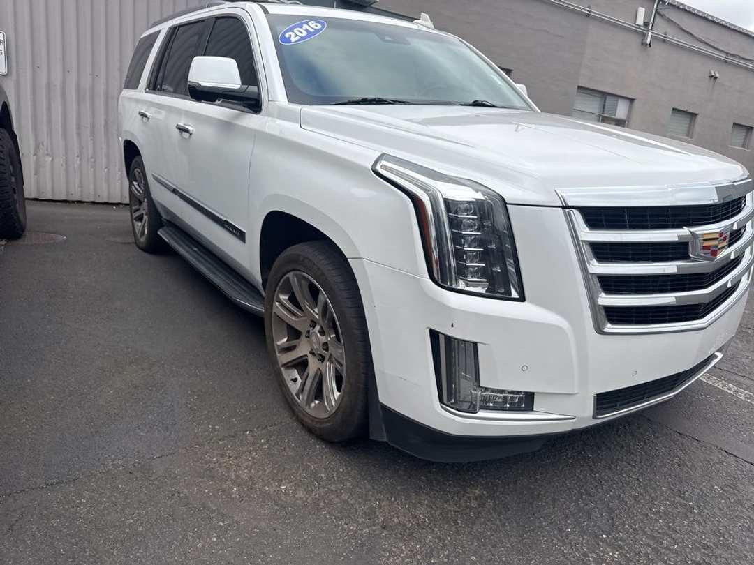 2016 Cadillac Escalade Luxury - Image 3