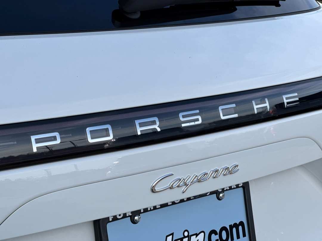 2023 Porsche Cayenne Platinum Edition - Image 25