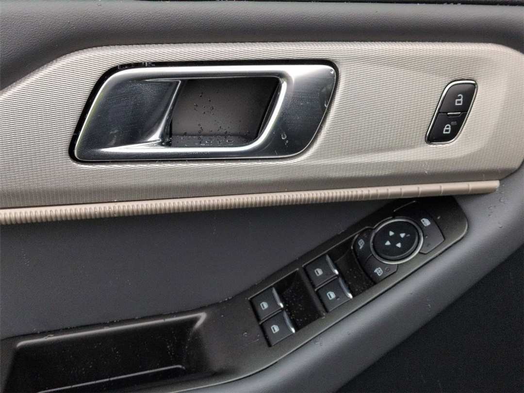 2026 Ford Explorer Active - Image 10