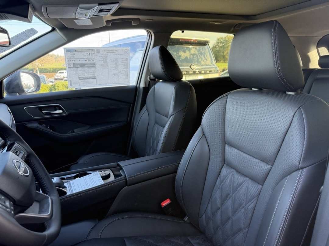 2026 Nissan Rogue Platinum - Image 18