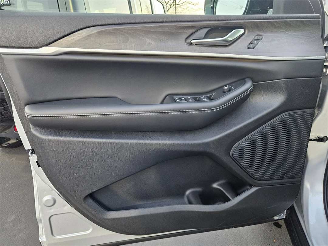 2025 Jeep Grand Cherokee Limited - Image 10