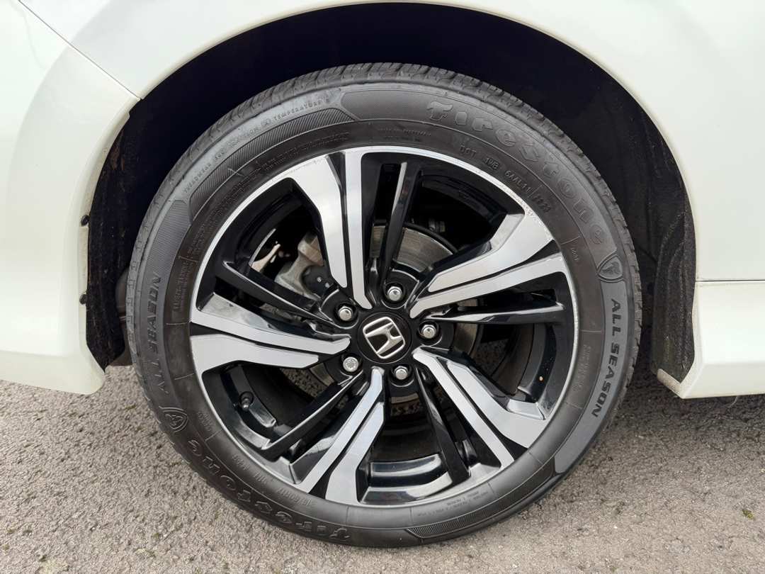 2017 Honda Civic Touring - Image 10