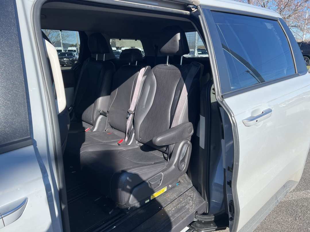 2024 Kia Carnival EX - Image 18