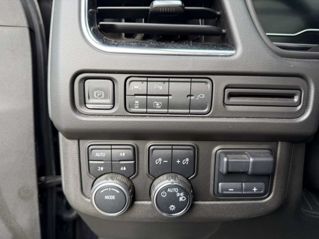 2022 Chevrolet Suburban LT - Image 17