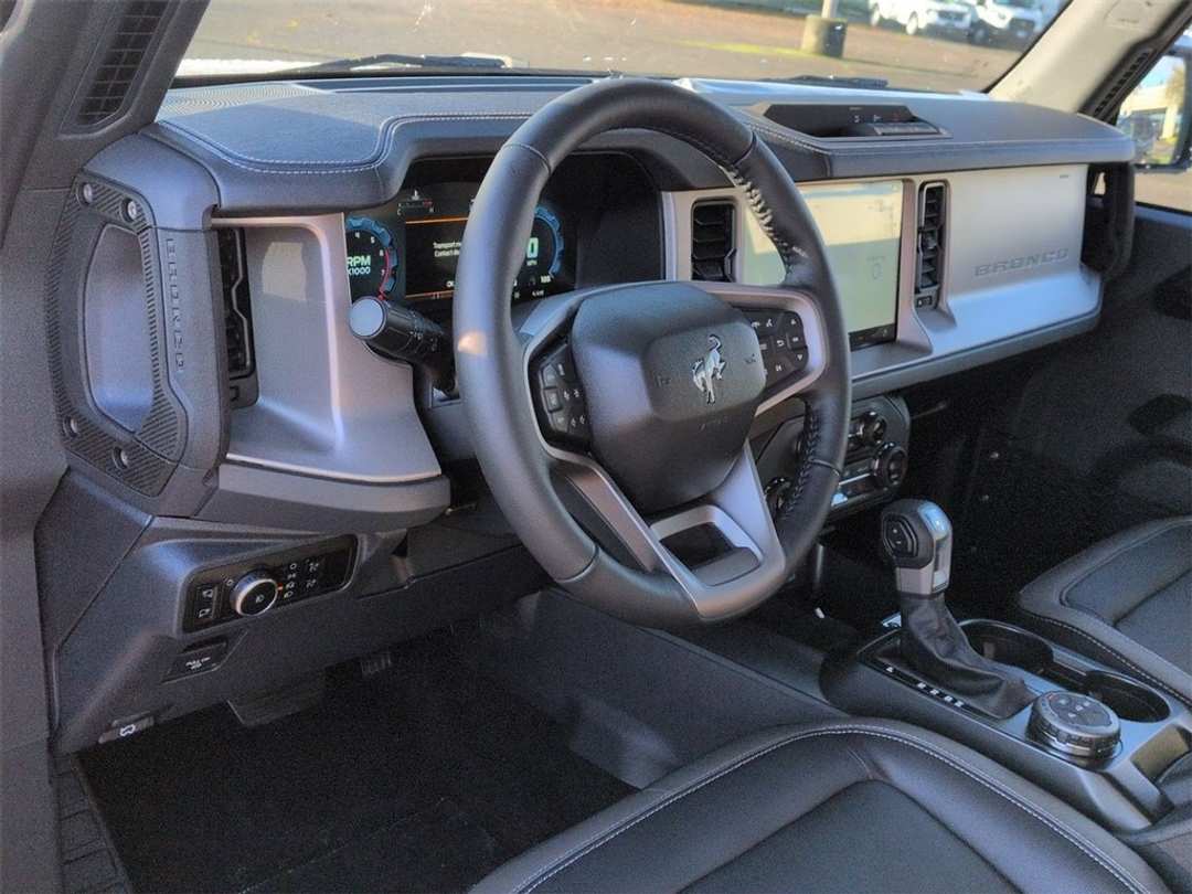 2025 Ford Bronco Outer Banks - Image 10