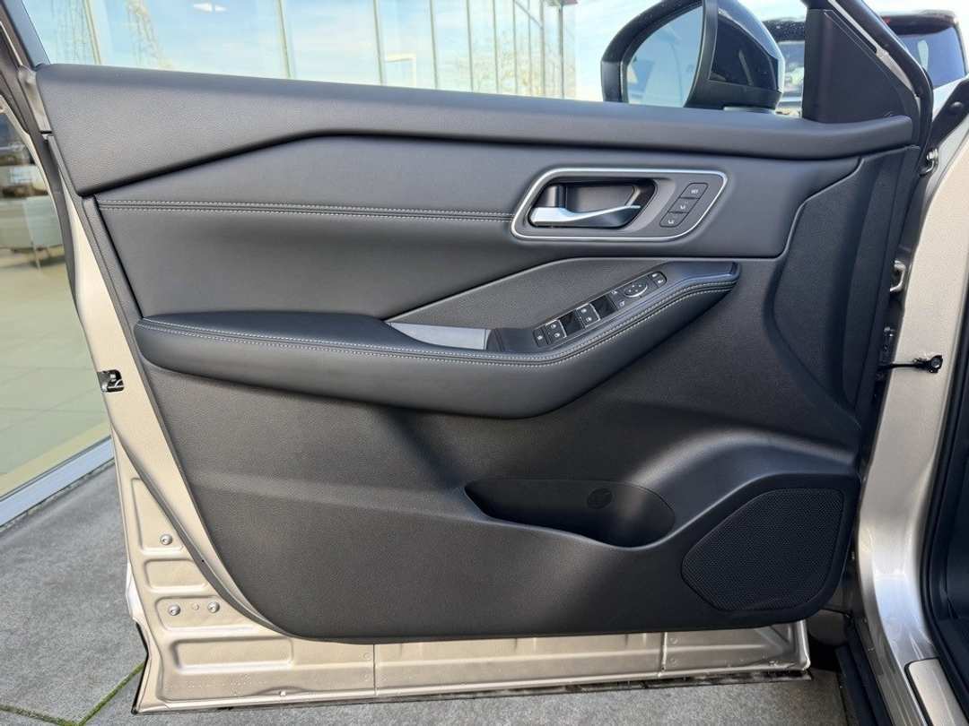 2026 Nissan Rogue Platinum - Image 14