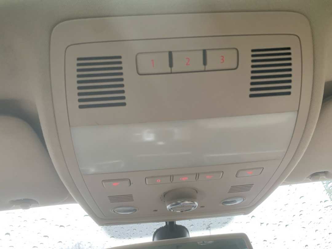 2012 Volkswagen Touareg V6 TDI - Image 23