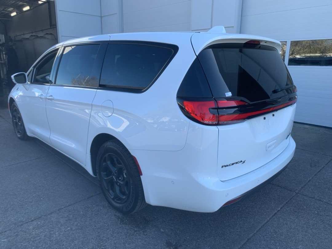 2022 Chrysler Pacifica Limited - Image 2