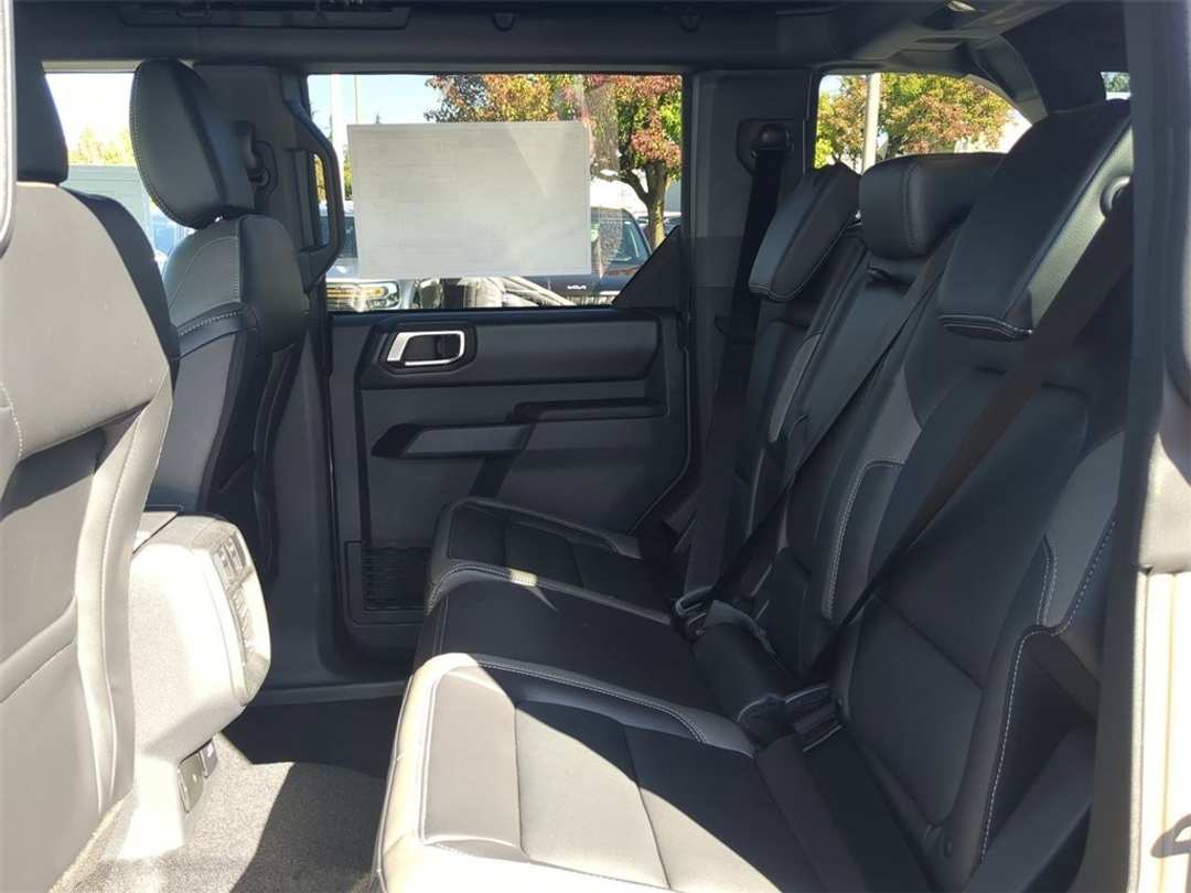 2025 Ford Bronco Outer Banks - Image 24