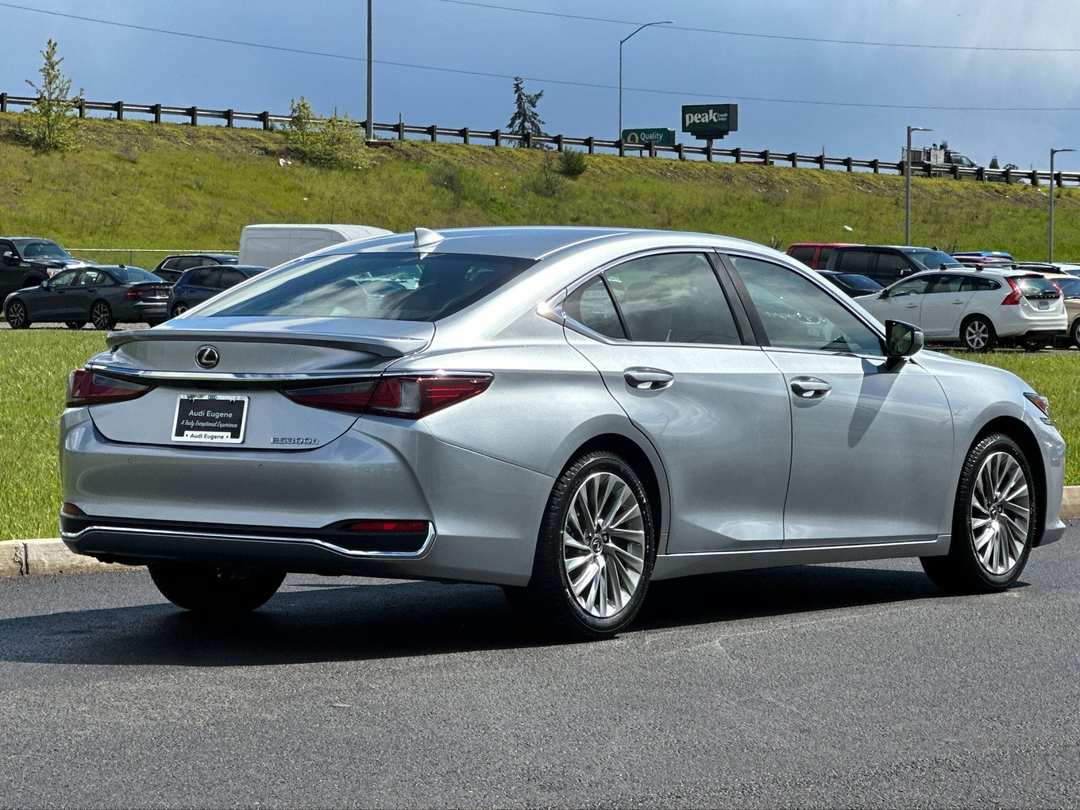 2023 Lexus Es 300h Luxury - Image 3
