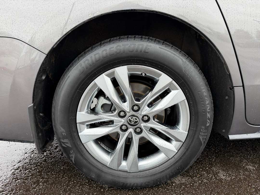 2024 Toyota Sienna Limited - Image 10