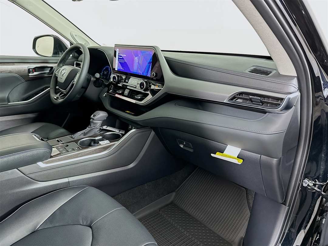 2026 Toyota Highlander Platinum - Image 32