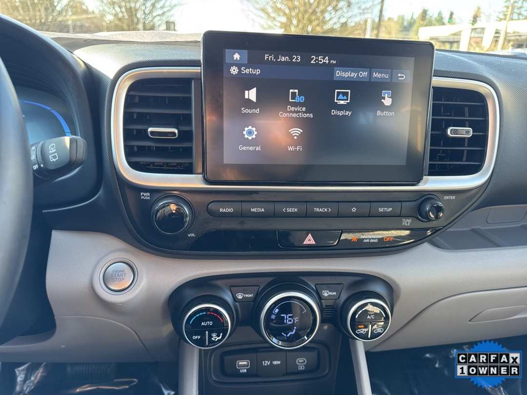 2025 Hyundai Venue SEL - Image 17